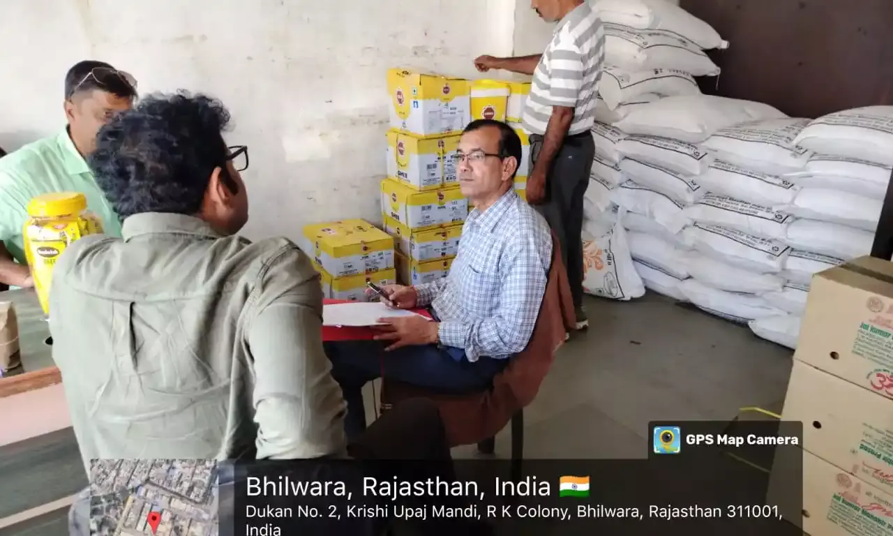 रसगुल्ला, घी, काजू कतली, मलाई बर्फी के नमूने लिये,184 लीटर घी सीज