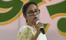 दुर्गापुर दुष्कर्म मामला: पीड़िता के पिता ने ममता बनर्जी से मांगी माफी दुर्गापुर दुष्कर्म मामला: पीड़िता के पिता ने ममता बनर्जी से मांगी माफी