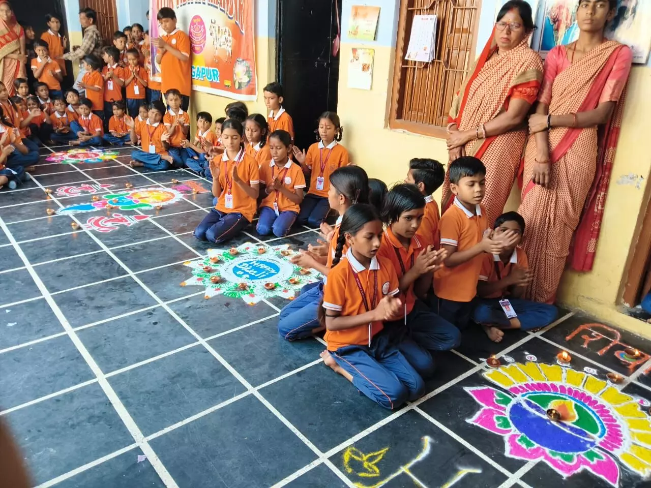 गंगापुर में विद्यार्थियों ने सजाई रंगोली गंगापुर में विद्यार्थियों ने सजाई रंगोली