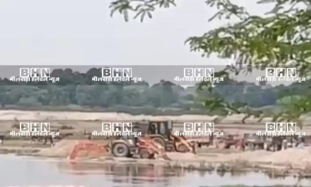 माइनिंग विभाग के अधिकारियों की मौजूदगी में बनास नदी के बहते पानी में फिर चली जेसीबी मशीनें माइनिंग विभाग के अधिकारियों की मौजूदगी में बनास नदी के बहते पानी में फिर चली जेसीबी मशीनें