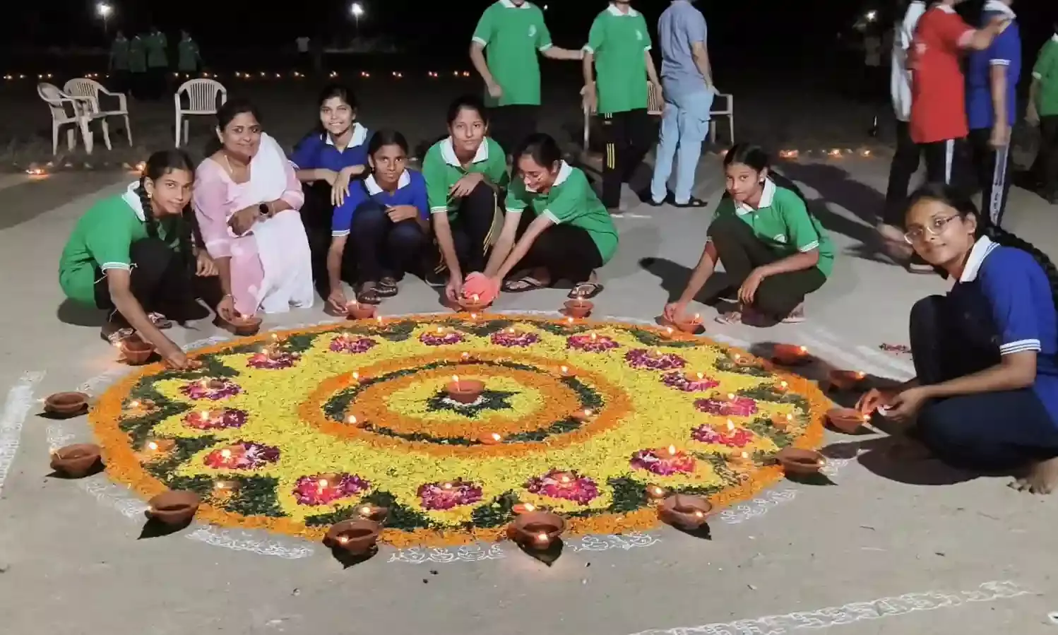 विद्यालय में दीपोत्सव की धूम — बच्चों ने सजाए दीप और रंगोली