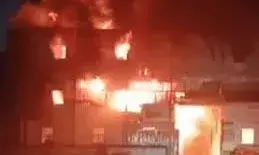 अगरबत्ती   फैक्ट्री में भीषण आग, लपटों से घिरा पूरा परिसर