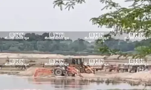 माइनिंग विभाग के अधिकारियों की मौजूदगी में बनास नदी के बहते पानी में फिर चली जेसीबी मशीनें