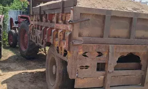 अवैध बजरी परिवहन करते ट्रैक्टर ट्रॉली जब्त