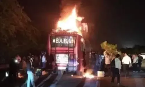 यमुना एक्सप्रेसवे पर चलती बस में लगी आग: 50 यात्रियों ने कूदकर बचाई जान; सामान में रखे थे पटाखे यमुना एक्सप्रेसवे पर चलती बस में लगी आग: 50 यात्रियों ने कूदकर बचाई जान; सामान में रखे थे पटाखे