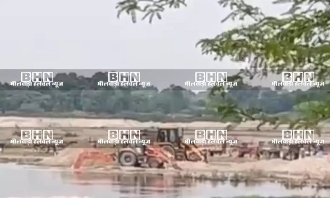 माइनिंग विभाग के अधिकारियों की मौजूदगी में बनास नदी के बहते पानी में फिर चली जेसीबी मशीनें