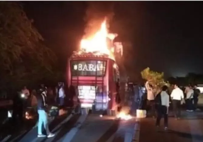 यमुना एक्सप्रेसवे पर चलती बस में लगी आग: 50 यात्रियों ने कूदकर बचाई जान; सामान में रखे थे पटाखे यमुना एक्सप्रेसवे पर चलती बस में लगी आग: 50 यात्रियों ने कूदकर बचाई जान; सामान में रखे थे पटाखे