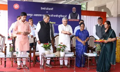 रेलवे स्टेशनों पर विभिन्न यात्री सुविधाओं का लोकार्पण एवं जयपुर-असारवा एक्सप्रेस के सभी वातानुकुलित श्रेणी के यात्रियों के लिए कंबल कवर की सुविधा का शुभारंभ रेलवे स्टेशनों पर विभिन्न यात्री सुविधाओं का लोकार्पण एवं जयपुर-असारवा एक्सप्रेस के सभी वातानुकुलित श्रेणी के यात्रियों के लिए कंबल कवर की सुविधा का शुभारंभ