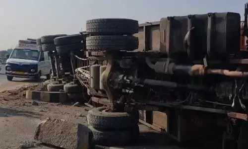 ट्रक ने साइड दबाई, अनियंत्रित होकर पलट गया आलू से भरा ट्रेलर, दो घायल ट्रक ने साइड दबाई, अनियंत्रित होकर पलट गया आलू से भरा ट्रेलर, दो घायल