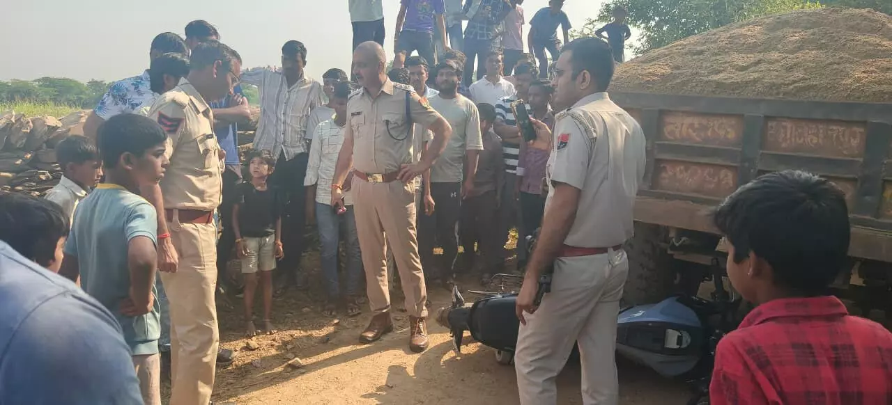 बजरी परिवहन करती चार ट्रैक्टर-ट्रॉली जब्त, चार गिरफ्तार