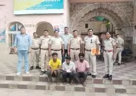 चुनाव से पहले सख्ती: पुलिस ने बस जलाने वाले अपराधियों को पकड़ा, एसपी ने दिए कड़े निर्देश चुनाव से पहले सख्ती: पुलिस ने बस जलाने वाले अपराधियों को पकड़ा, एसपी ने दिए कड़े निर्देश