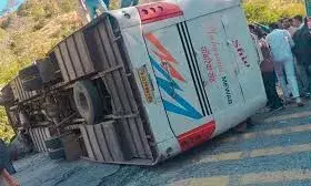 अब पलटी  निजी  बस मासूम का सिर धड़ से  हुआ अलग,२ की मोत 28घायल