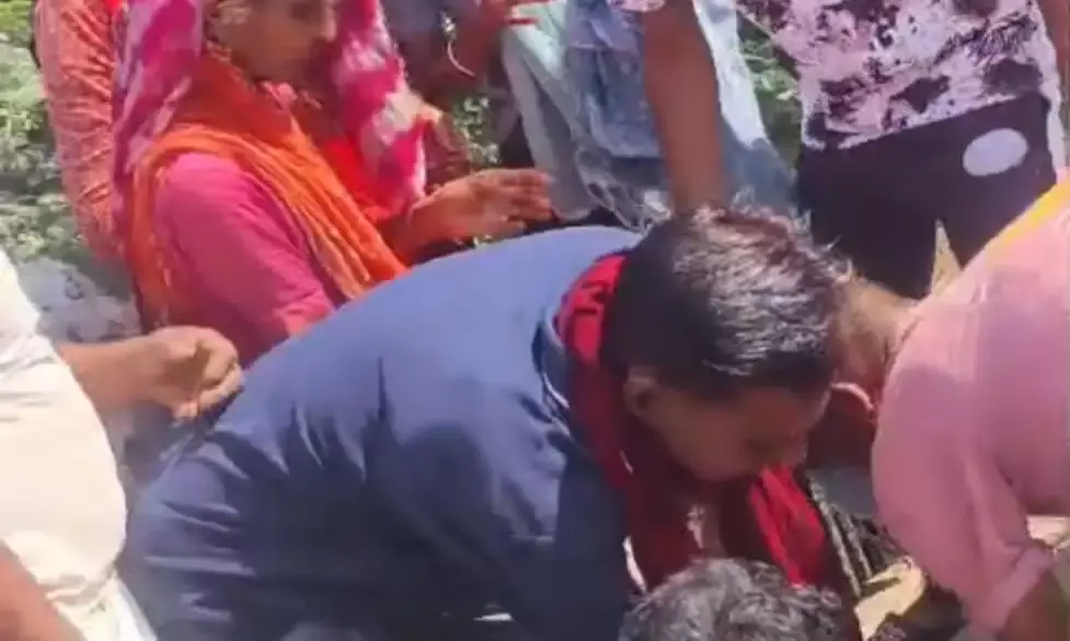 बाइक-कार की सीधी भिड़ंत, दो युवक घायल