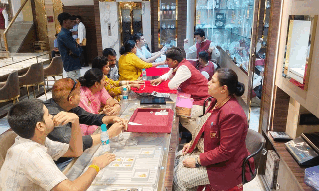 सोने के सिक्कों से लेकर मिठाइयों तक खरीदारी का बदला ट्रेंडभीलवाड़ा में  सस्ता सोना , चांदी