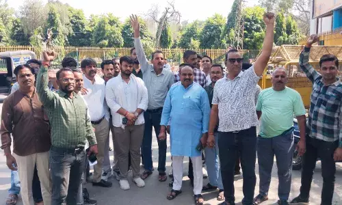 भीलवाड़ा नगर विकास न्यास लॉटरी में बड़ी गड़बड़ी! अधिकारियों और परिवार को भूखण्ड आवंटन के आरोप, कलेक्ट्रेट पर प्रदर्शन, सौंपा ज्ञापन