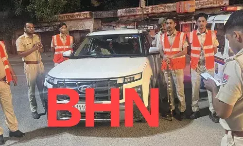 नाकाबंदी में पुलिस ने कार से 4 लाख 30 हजार रुपये की संदिग्ध राशि की  जब्त