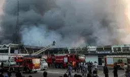 ढाका एयरपोर्ट के कार्गो टर्मिनल में भीषण आग — सभी उड़ानें रोकी गईं, कई फ्लाइट्स डायवर्ट