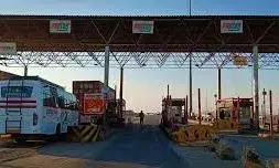 चालक व टोलकर्मी भिड़े, लगाया जाम, पुलिस ने की समझाइश, तीन गिरफ्तार