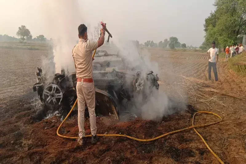 तेज रफ्तार थार की बाइक से  टक्कर के बाद   लगी आग,  दम्पति समेत दो बच्चे जिंदा जले