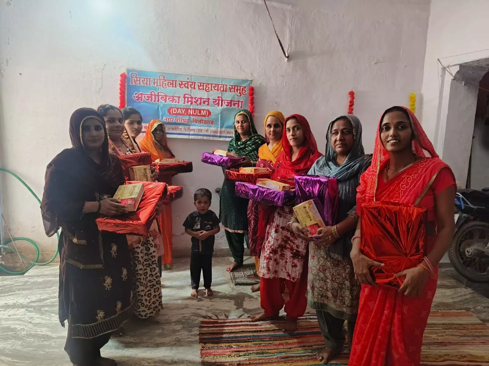 सिया स्वयं सहायता समूह की महिलाओं ने धनतेरस पर मनाया उत्साह और आत्मनिर्भरता का जश्न