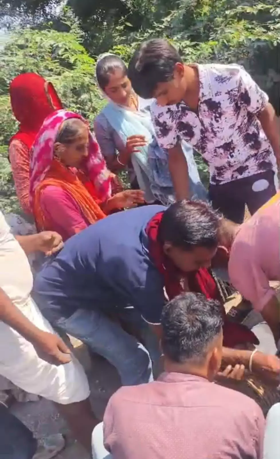 बाइक-कार की सीधी भिड़ंत, दो युवक घायल