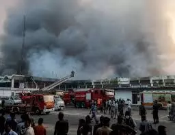 ढाका एयरपोर्ट के कार्गो टर्मिनल में भीषण आग — सभी उड़ानें रोकी गईं, कई फ्लाइट्स डायवर्ट