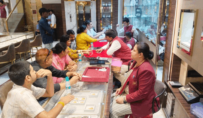 सोने के सिक्कों से लेकर मिठाइयों तक खरीदारी का बदला ट्रेंडभीलवाड़ा में  सस्ता सोना , चांदी