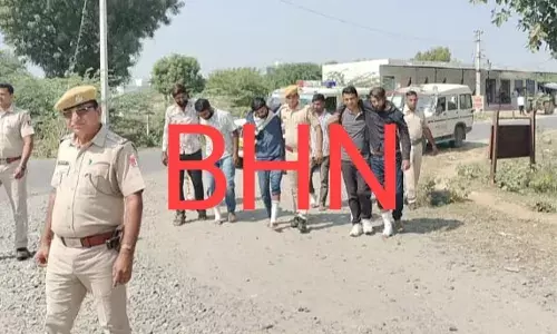 एचबीएस गैंग का नाम लेकर हमला करने वाले पांच आरोपित गिरफ्तार, पुलिस ने कराई पैदल परेड, स्कॉर्पियो जब्त