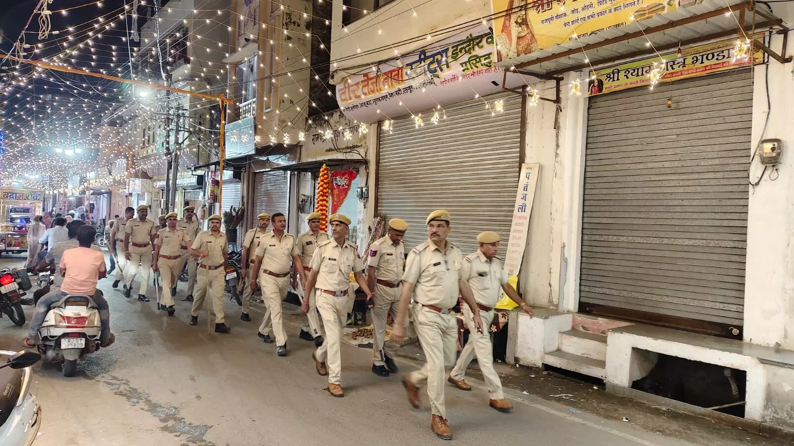 शाहपुरा में थाना प्रभारी की अगुवाई में निकला फ्लैग मार्च, शांतिपूर्ण दीपावली मनाने की अपील