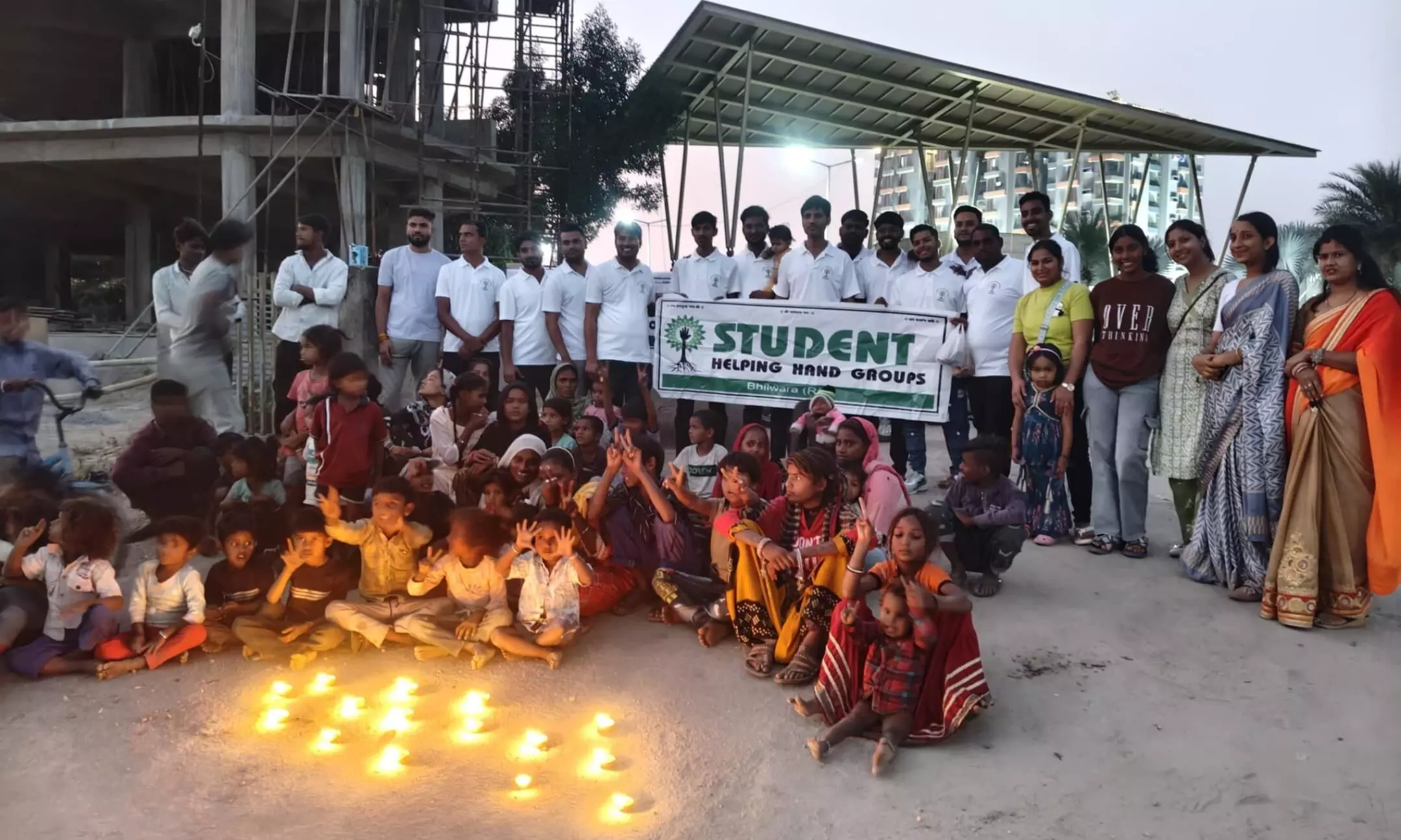 ज़रूरतमंदों के साथ मनाया दीपोत्सव, मिठाई और पटाखों से खिले बच्चों के चेहरे