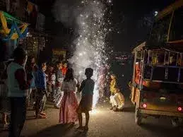 पटाखे जलाते समय अपनाएं ये 8 ज़रूरी सावधानियां!