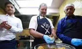 दिवाली पर पुरानी दिल्ली में इमरती बनाते दिखे नेता प्रतिपक्ष