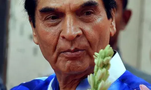 बॉलीवुड को बड़ा झटका: ‘शोले’ के मशहूर जेलर असरानी का 84 साल की उम्र में निधन