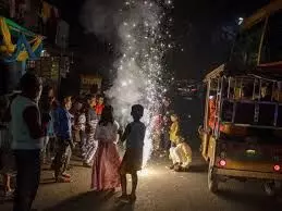 पटाखे जलाते समय अपनाएं ये 8 ज़रूरी सावधानियां!