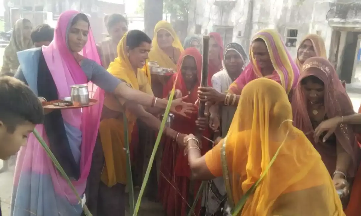 ग्रामीण महिलाओं ने गोबर से बनाया गोवर्धन, की पारंपरिक पूजा