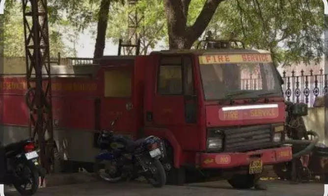 दीपावली पर कार और   ख़ाखले के ढेर में सुलगी आग, दमकल डेढ़ दर्जन स्थान पर पाया आग पर काबू