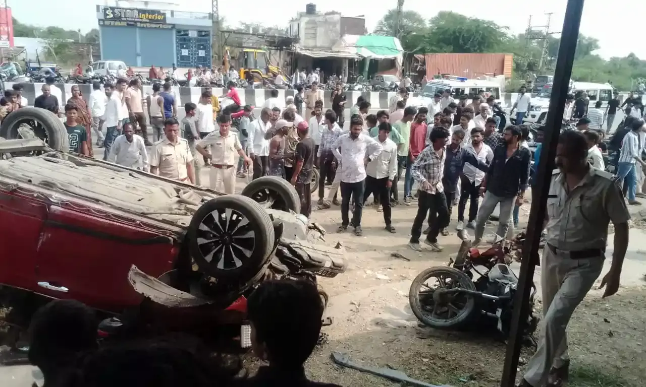 सहाड़ा में बस स्टैंड पर तेज रफ्तार कार   मोटरसाइकिल को टक्कर मार कार पलटी,एक की मौत, एक घायल,