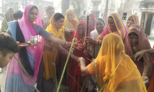 ग्रामीण महिलाओं ने गोबर से बनाया गोवर्धन, की पारंपरिक पूजा