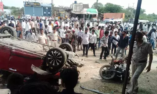 सहाड़ा में बस स्टैंड पर तेज रफ्तार कार   मोटरसाइकिल को टक्कर मार कार पलटी,एक की मौत, एक घायल,