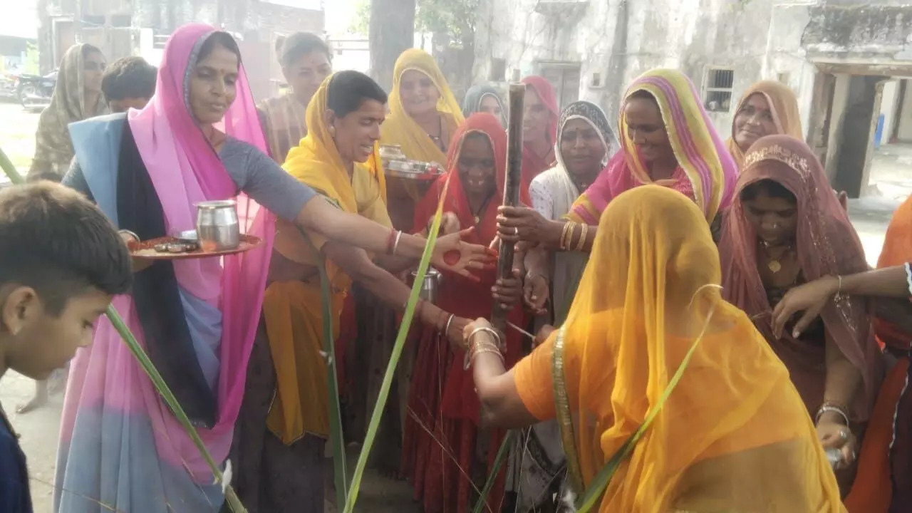 ग्रामीण महिलाओं ने गोबर से बनाया गोवर्धन, की पारंपरिक पूजा