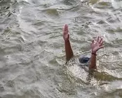मां के साथ तालाब पर गया १३ साल का बालक डूबा, दीपावली की खुशियां मातम में बदलीं मां के साथ तालाब पर गया १३ साल का बालक डूबा, दीपावली की खुशियां मातम में बदलीं