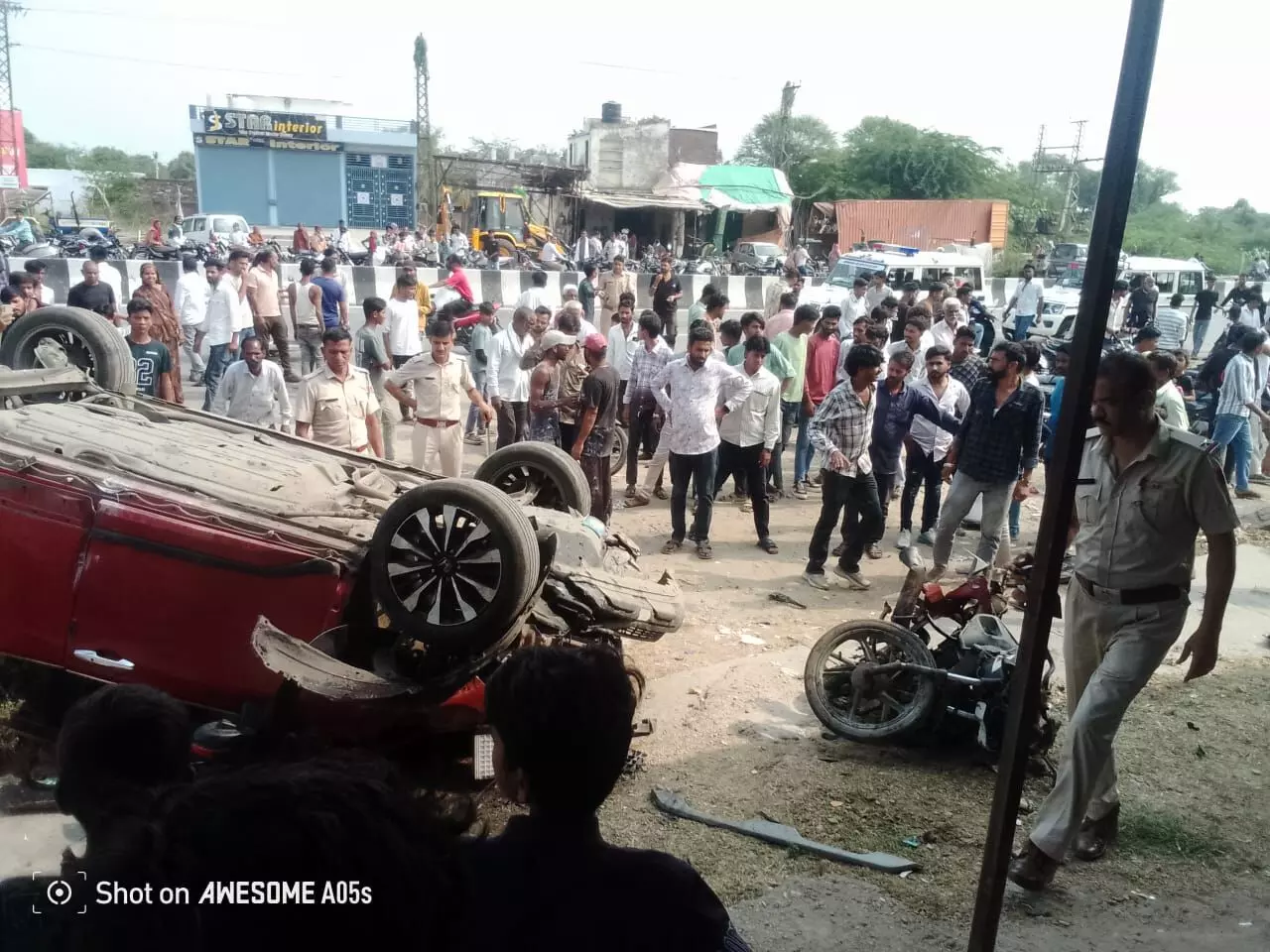 सहाड़ा में बस स्टैंड पर तेज रफ्तार कार   मोटरसाइकिल को टक्कर मार कार पलटी,एक की मौत, एक घायल,