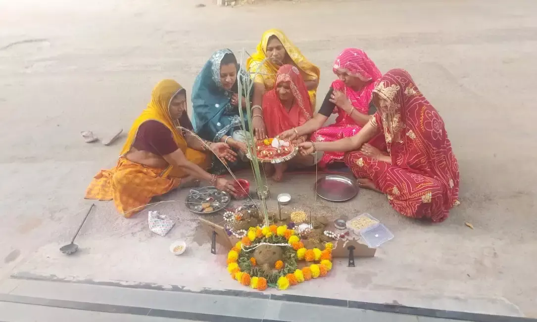 गांवो में महिलाओं ने गोवर्धन पूजा की