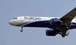 वाराणसी एयरपोर्ट पर इंडिगो विमान की इमरजेंसी लैंडिंग से मचा हड़कंप, फ्यूल लीक की आशंका से दहले यात्री