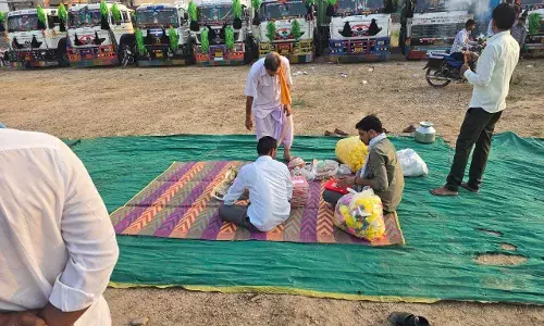 दोवनी गांव में ग्रामीणों ने दीपावली पर्व पर वाहनों की सामूहिक लक्ष्मी पूजा की