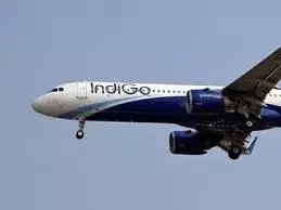 वाराणसी एयरपोर्ट पर इंडिगो विमान की इमरजेंसी लैंडिंग से मचा हड़कंप, फ्यूल लीक की आशंका से दहले यात्री