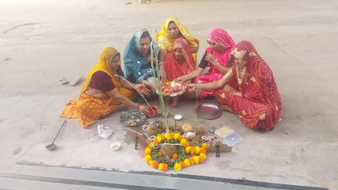 गांवो में महिलाओं ने गोवर्धन पूजा की