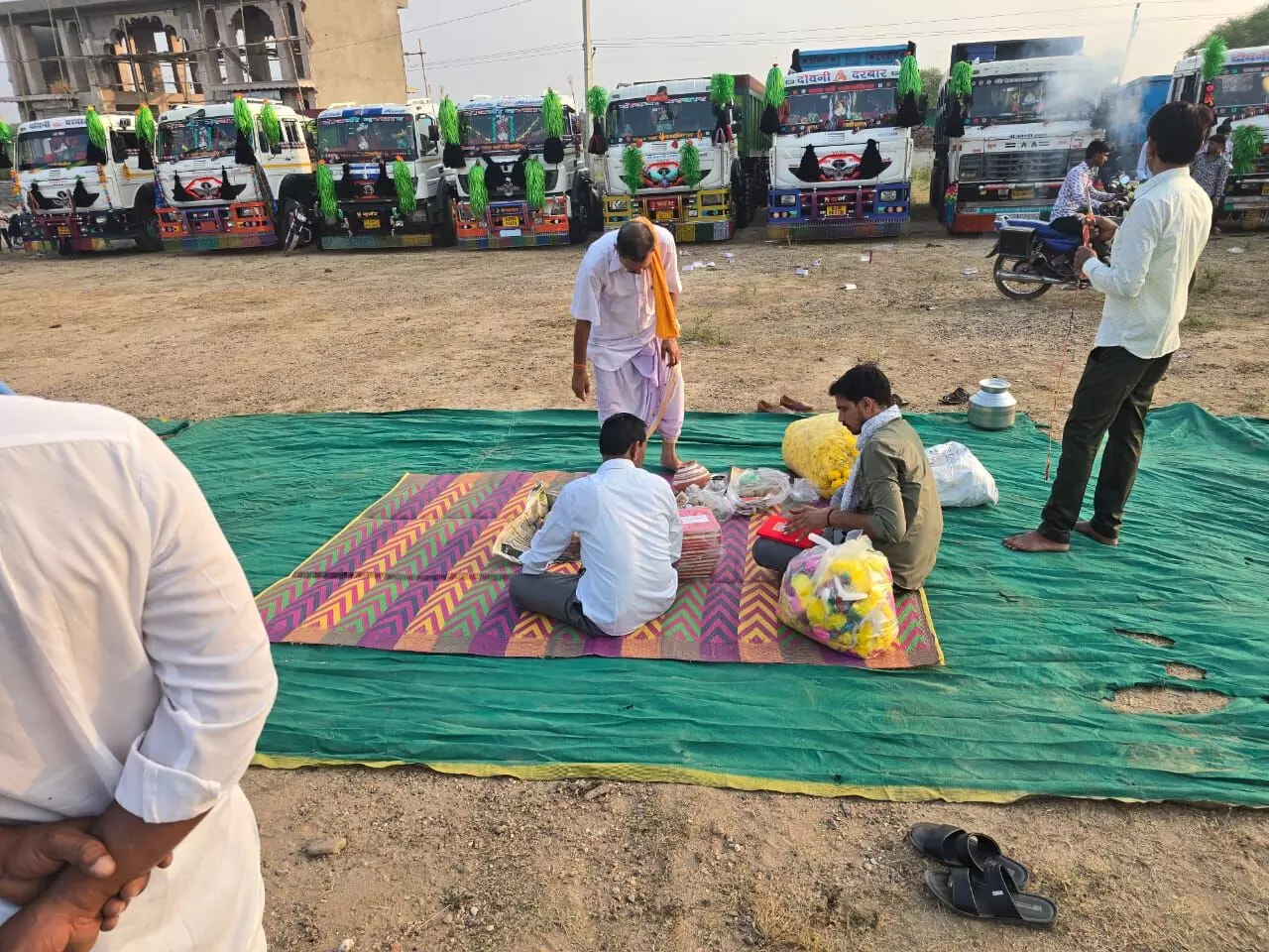 दोवनी गांव में ग्रामीणों ने दीपावली पर्व पर वाहनों की सामूहिक लक्ष्मी पूजा की