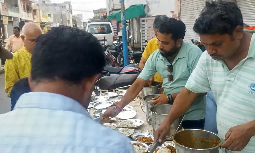 झूलेलाल मन्दिर में 351किलो अन्नकूट का लगाया भोग