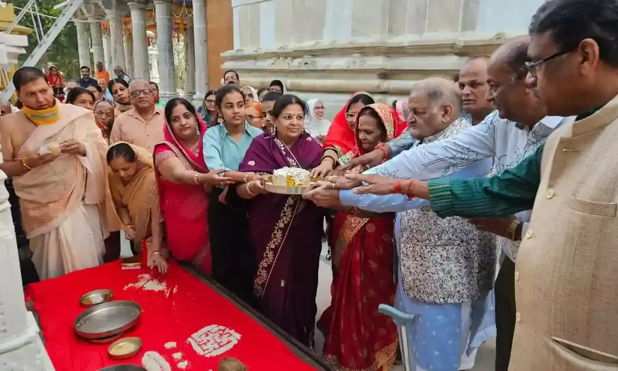 भगवान महावीर स्वामी के निर्वाण दिवस पर 72 दीपक का हुआ विशेष अनुष्ठान, चढ़ाया निर्वाण लड्डू